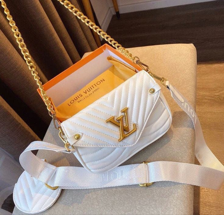 LOUIS VUITTON
SLING BAG