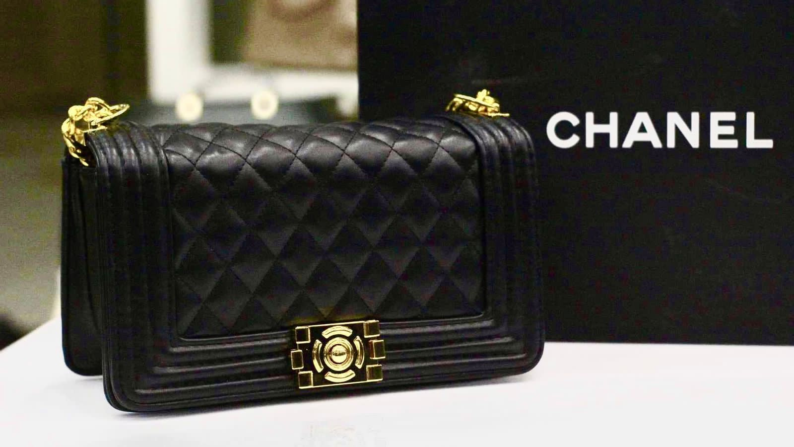 CHANEL
Crossbody bag