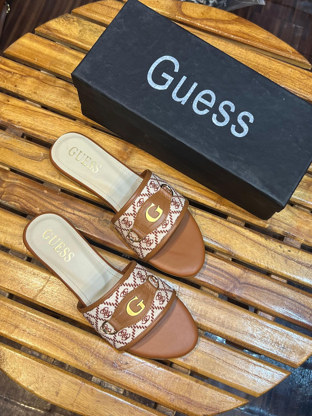 Guess Flies Flats
