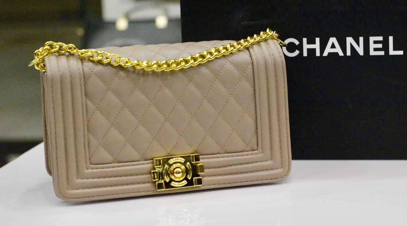 CHANEL
Crossbody bag